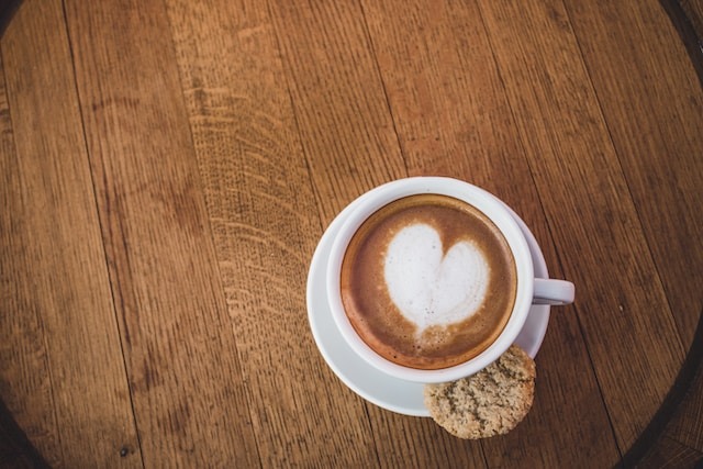 Koekje bij de koffie cappuccino