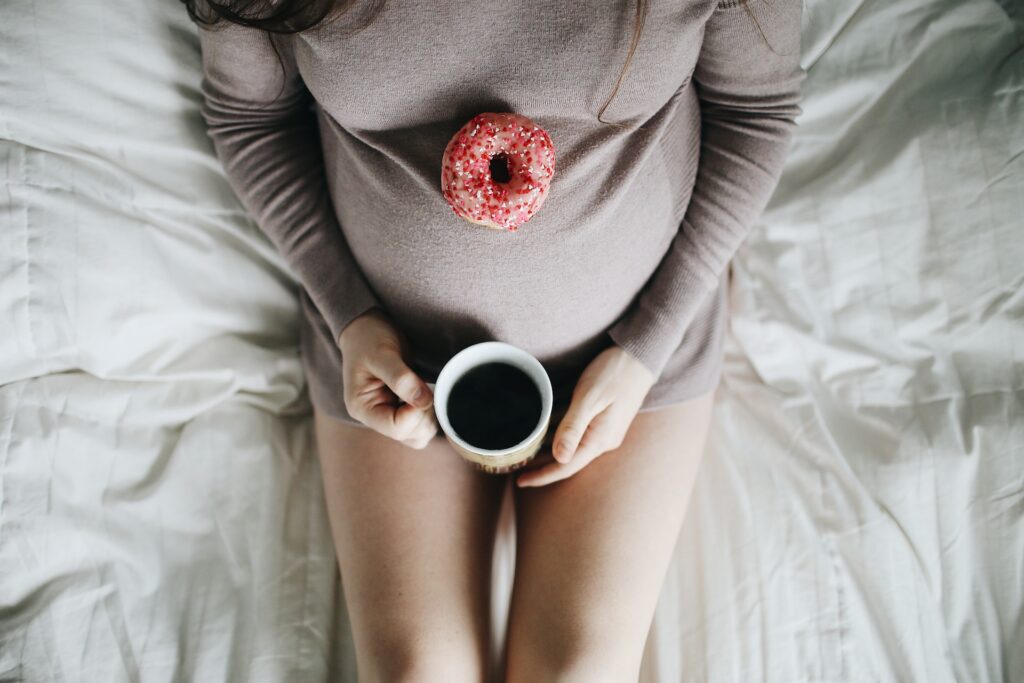 zwanger zijn en koffie drinken zwangerschap met cafeine op buik
