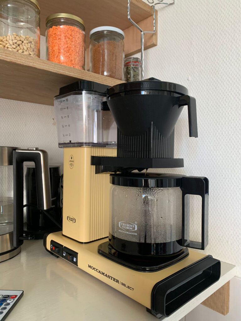 Beste koffiezetapparaat filter Moccamaster pastel geel eigen actiefoto