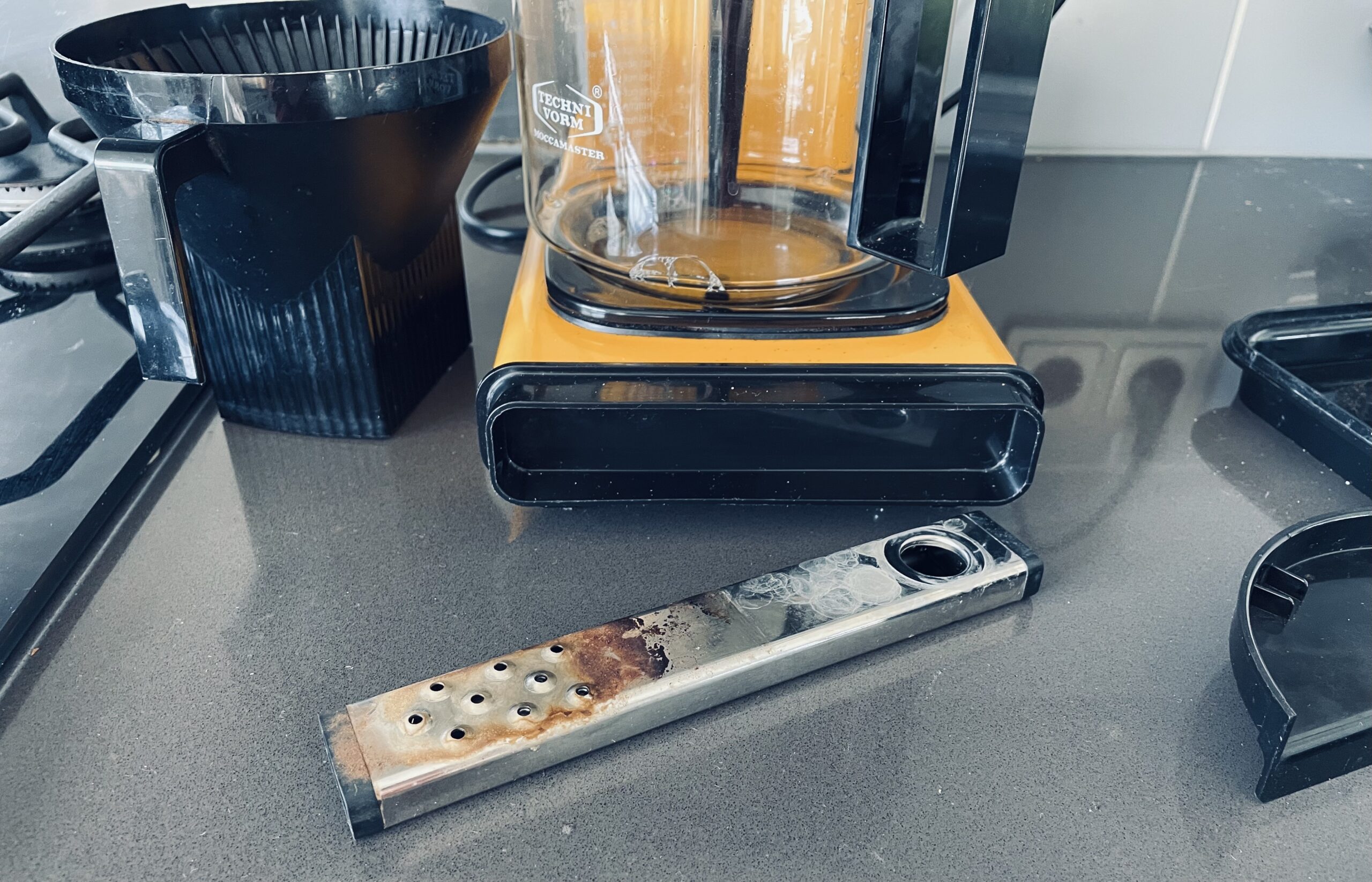 Koffiemachine reinigen zwarte aanslag filterapparaat